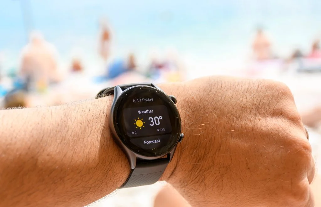 close-up-of-male-hand-with-smartwatch-showing-sunn-2022-11-14-18-04-37-utc-1024x661